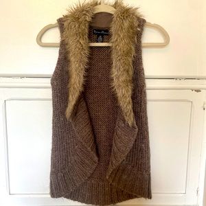 Mercer and Madison vest with faux fur